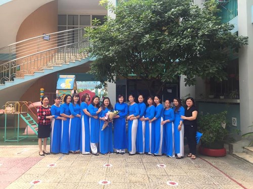  Tháng 10/2018  Công đoàn Trường mầm non Long Biên đã tặng hoa và quà sinh nhật cho 14 đồng chí
